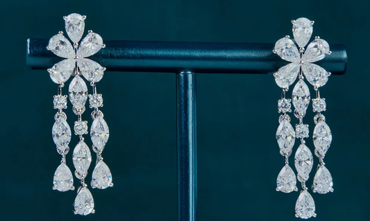 Tier Earrings vs Chandeliers: Choosing the Right Earring for Eveningwear