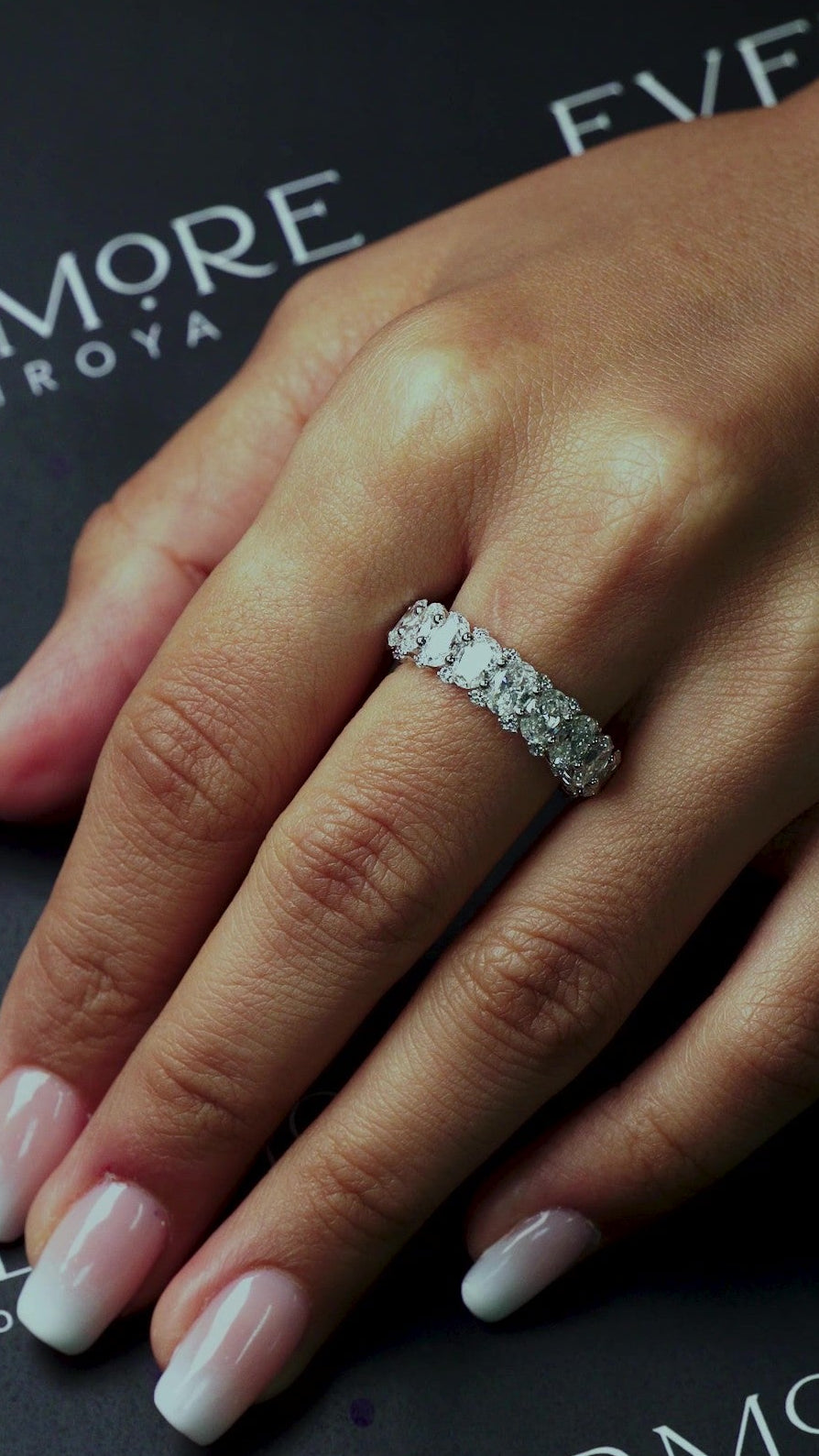 Lune Oval Eternity Band