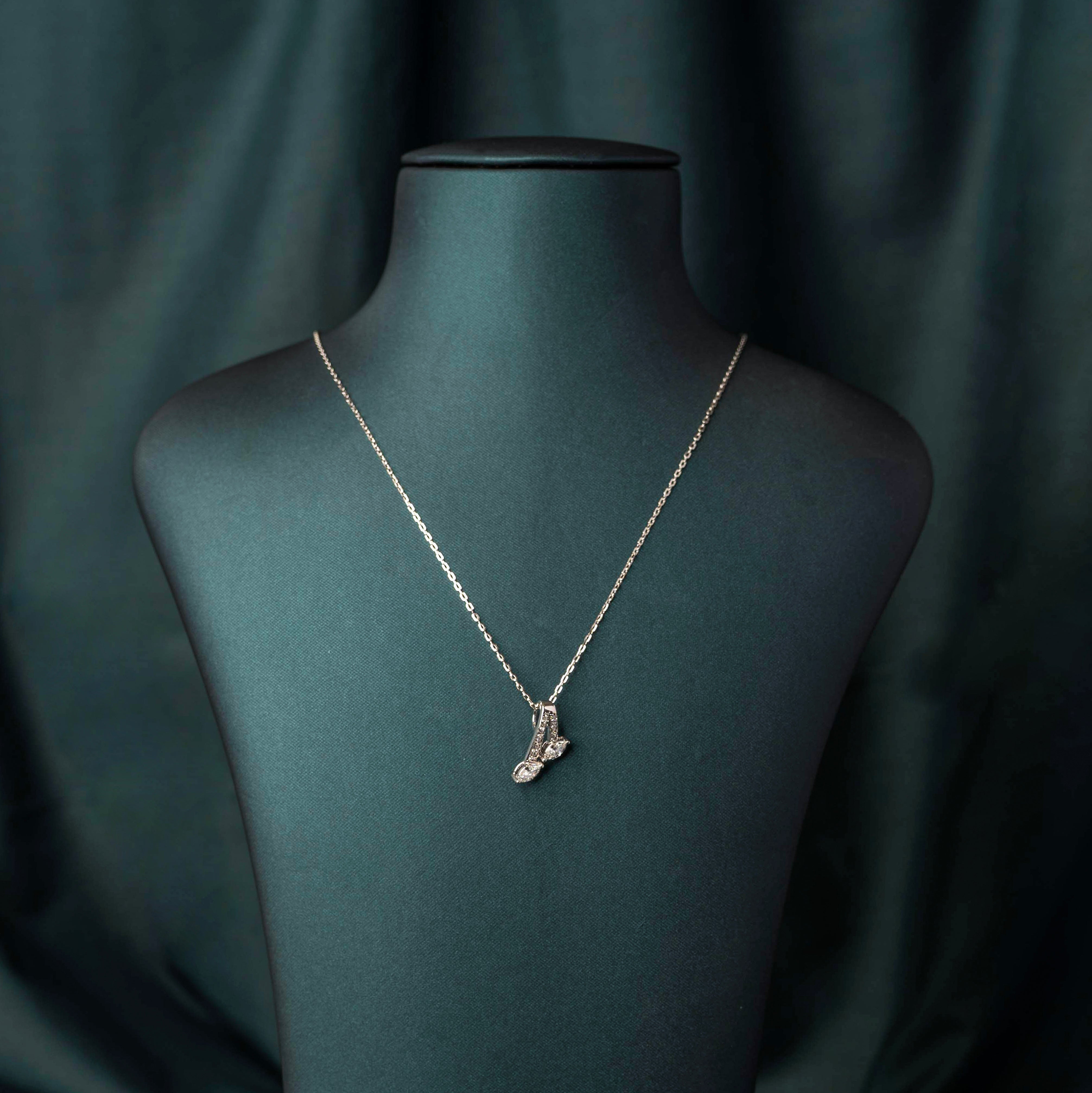 Wynne Leaf Pendant