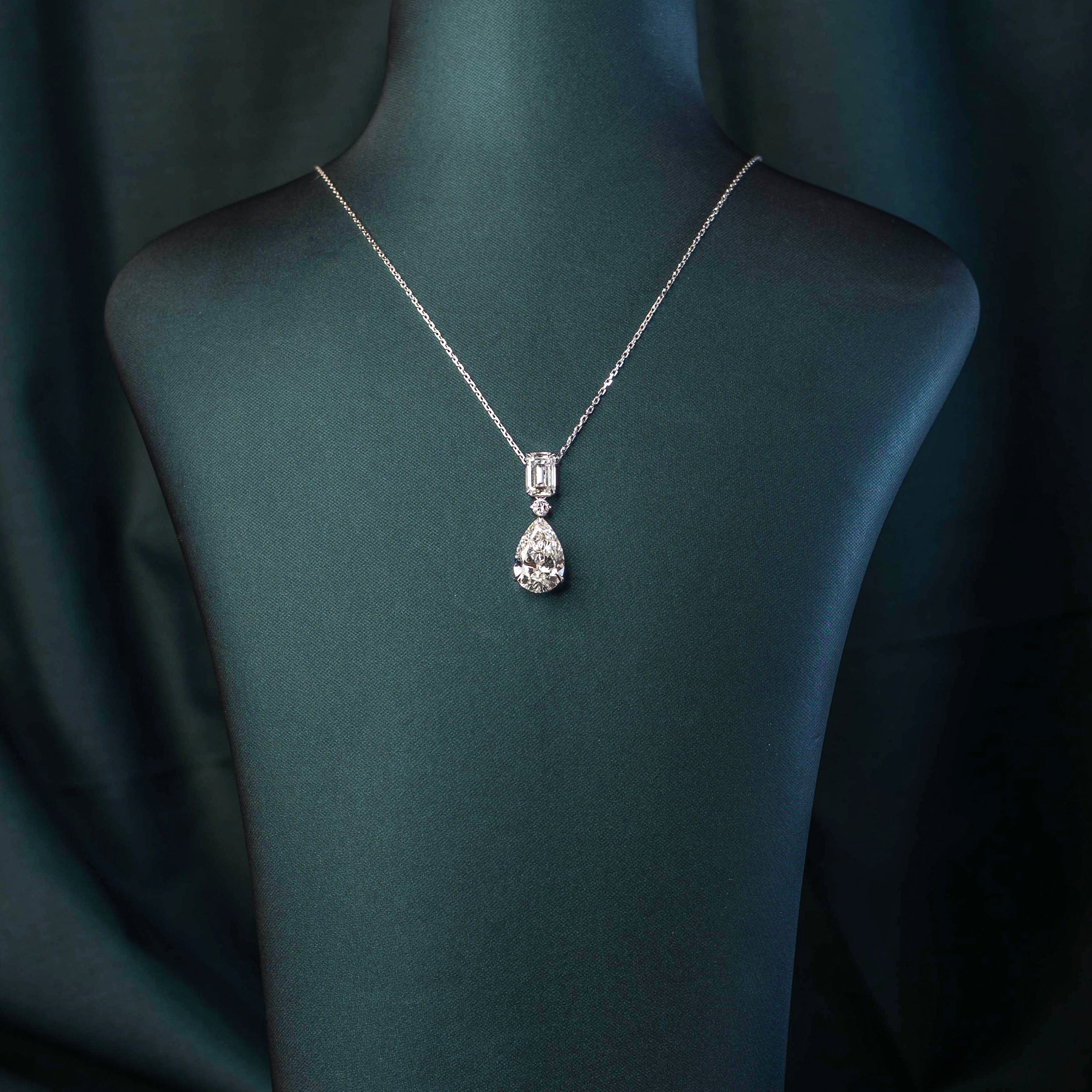 Elise Pear Emerald Dangler