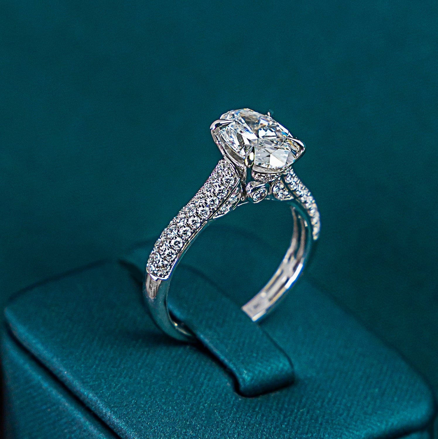 The Crown Oval Pave