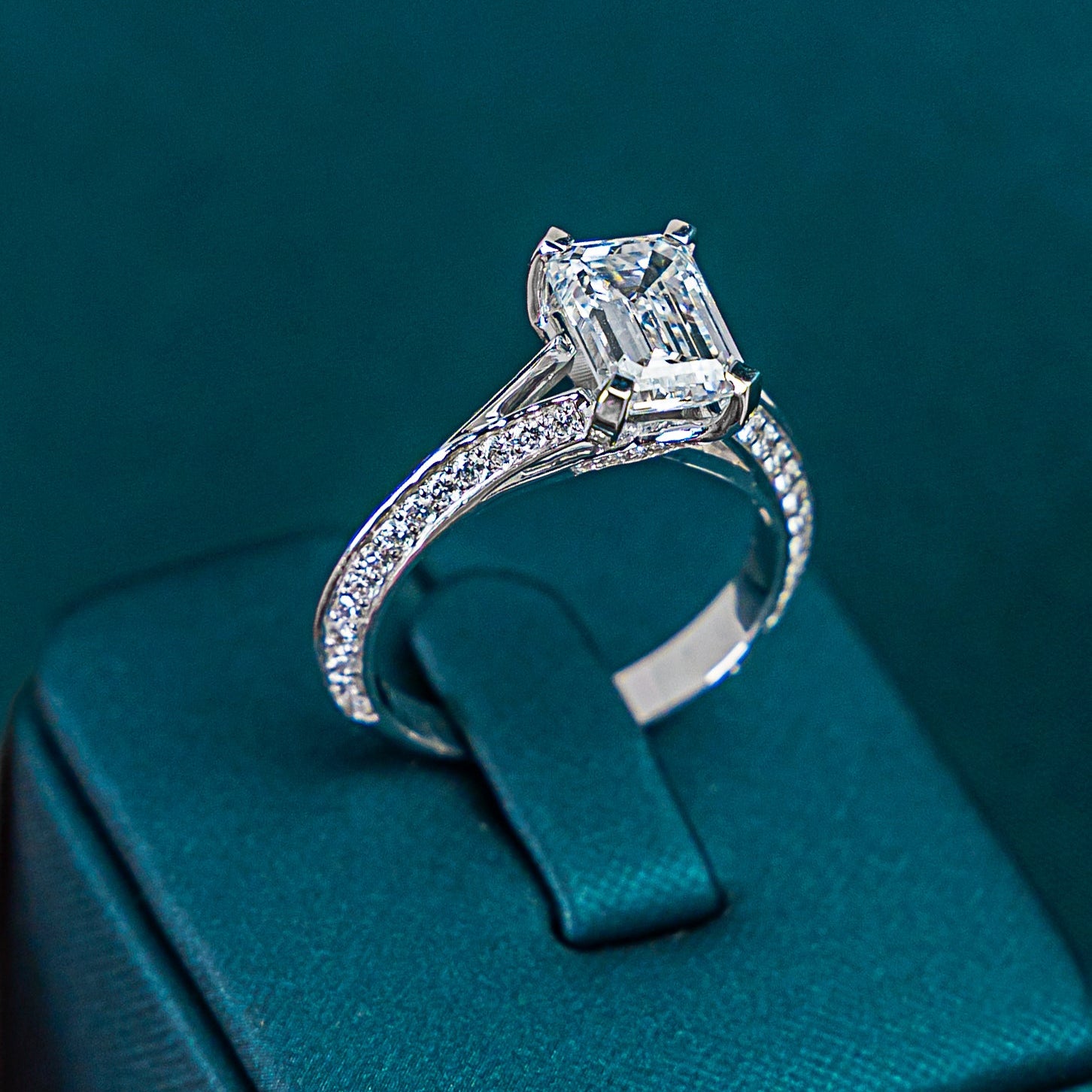 Aveline Emerald Split Ring