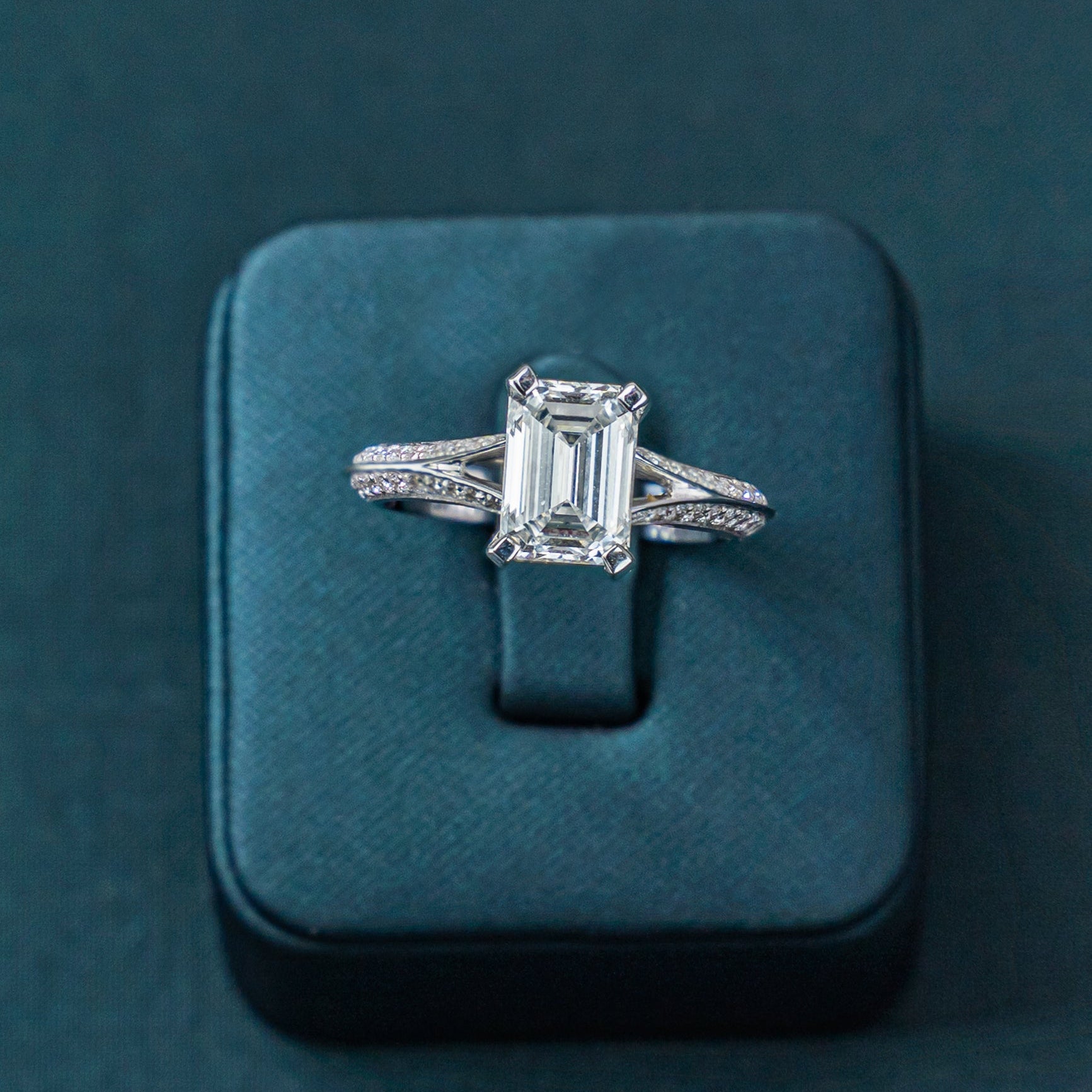 Aveline Emerald Split Ring