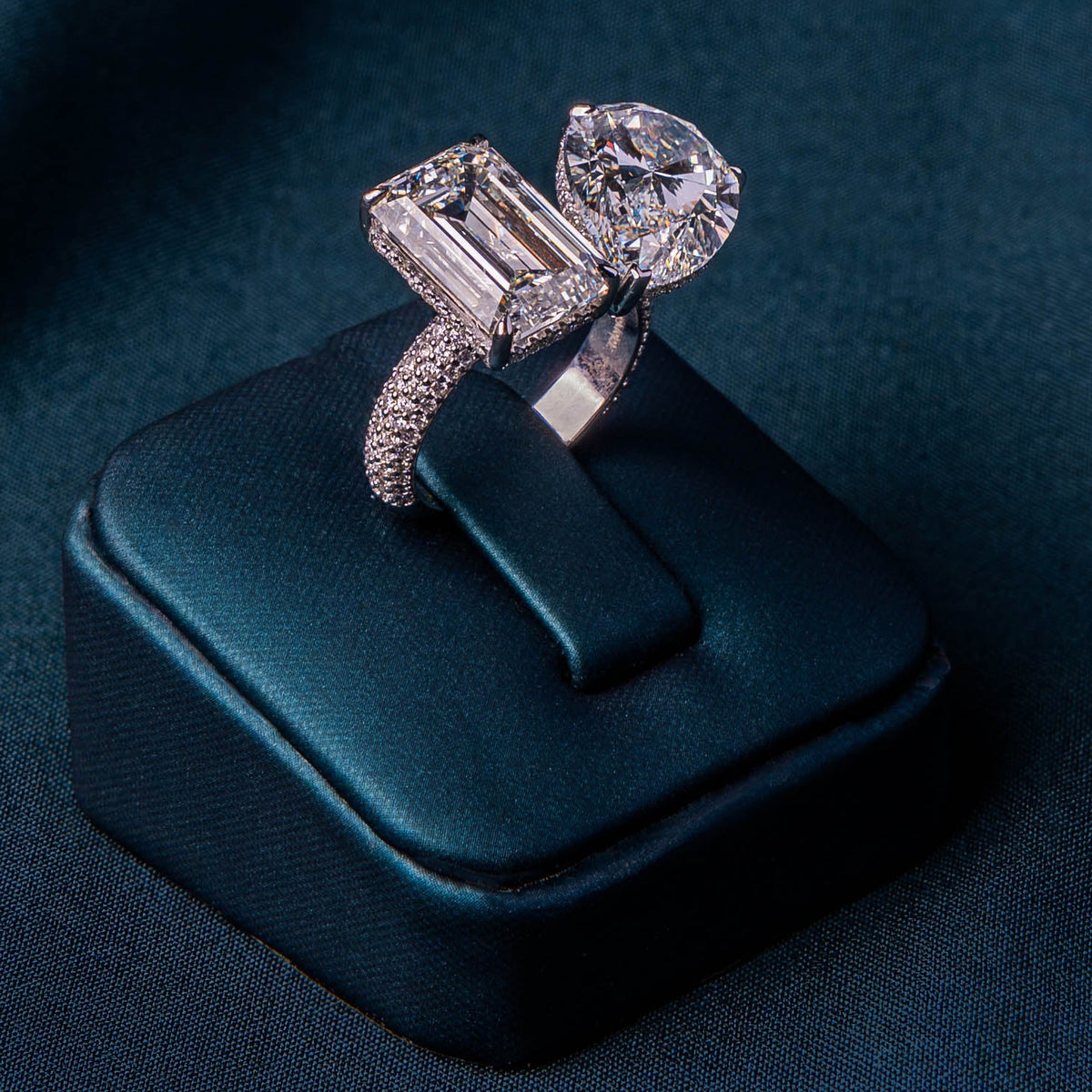 Noor Pear Emerald Toi Moi Ring