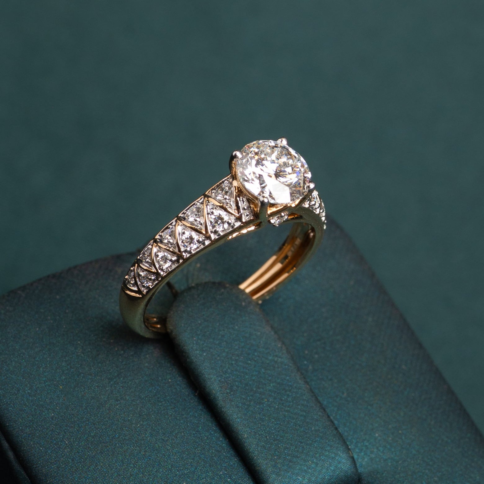 Berthe Round Three-Stone Ring