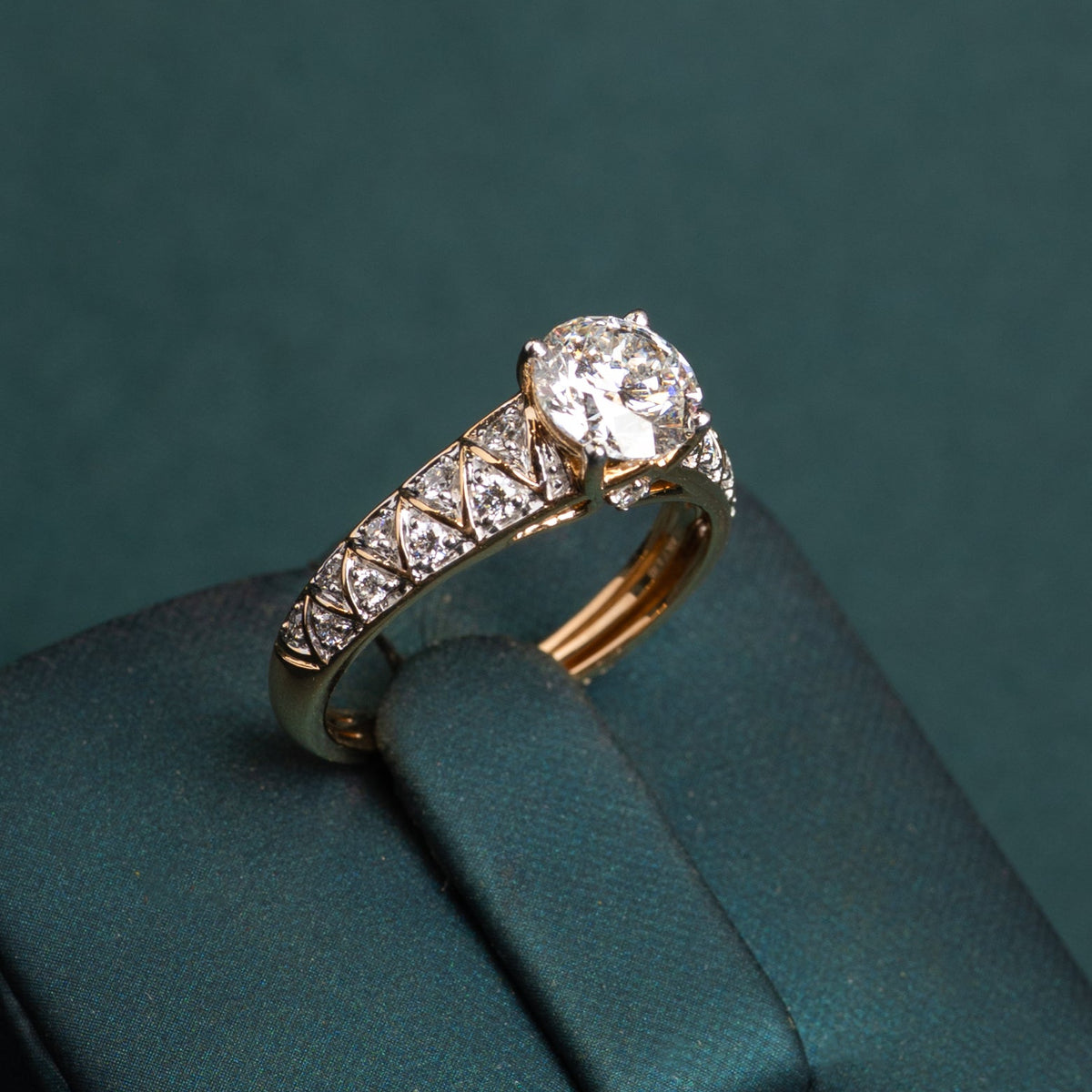 Berthe Round Three-Stone Ring