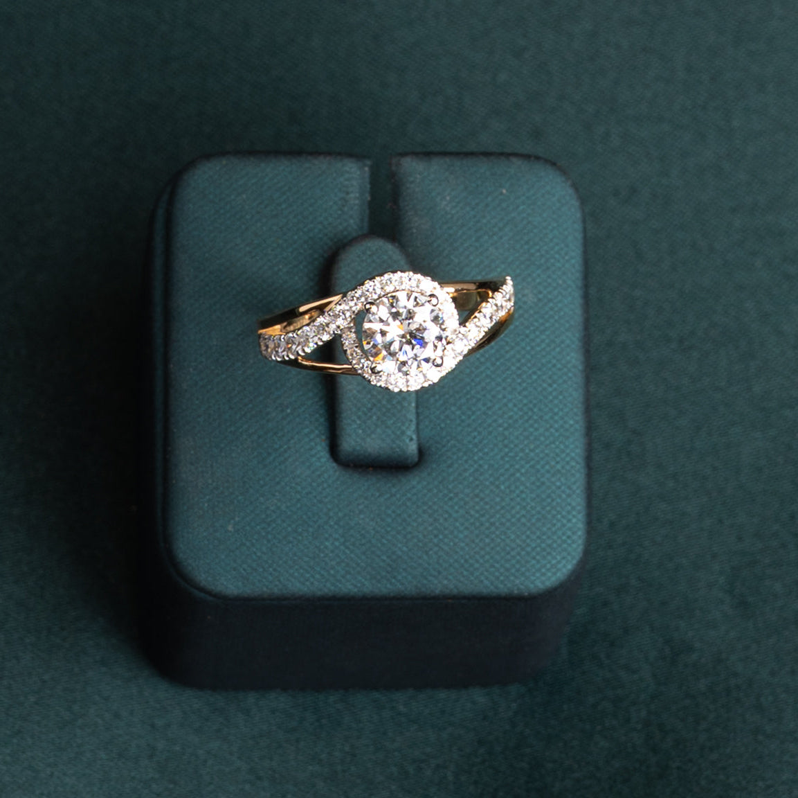 Ameera Round Twist Halo