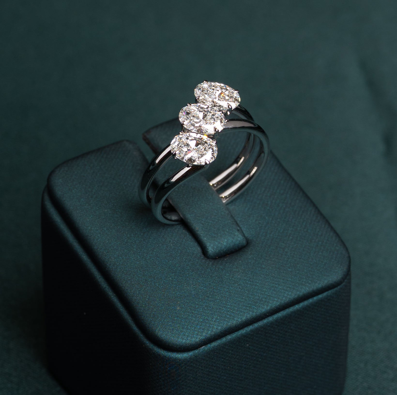 Maelis Oval Coil Ring