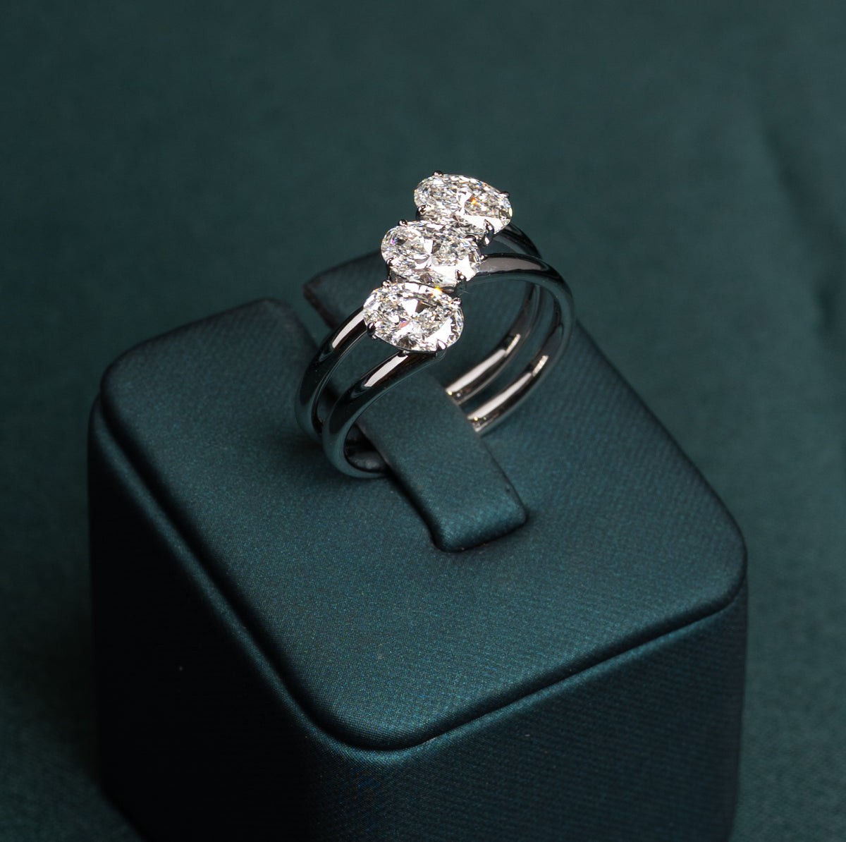 Maelis Oval Coil Ring