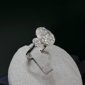 Classic Oval Trilogy Ring