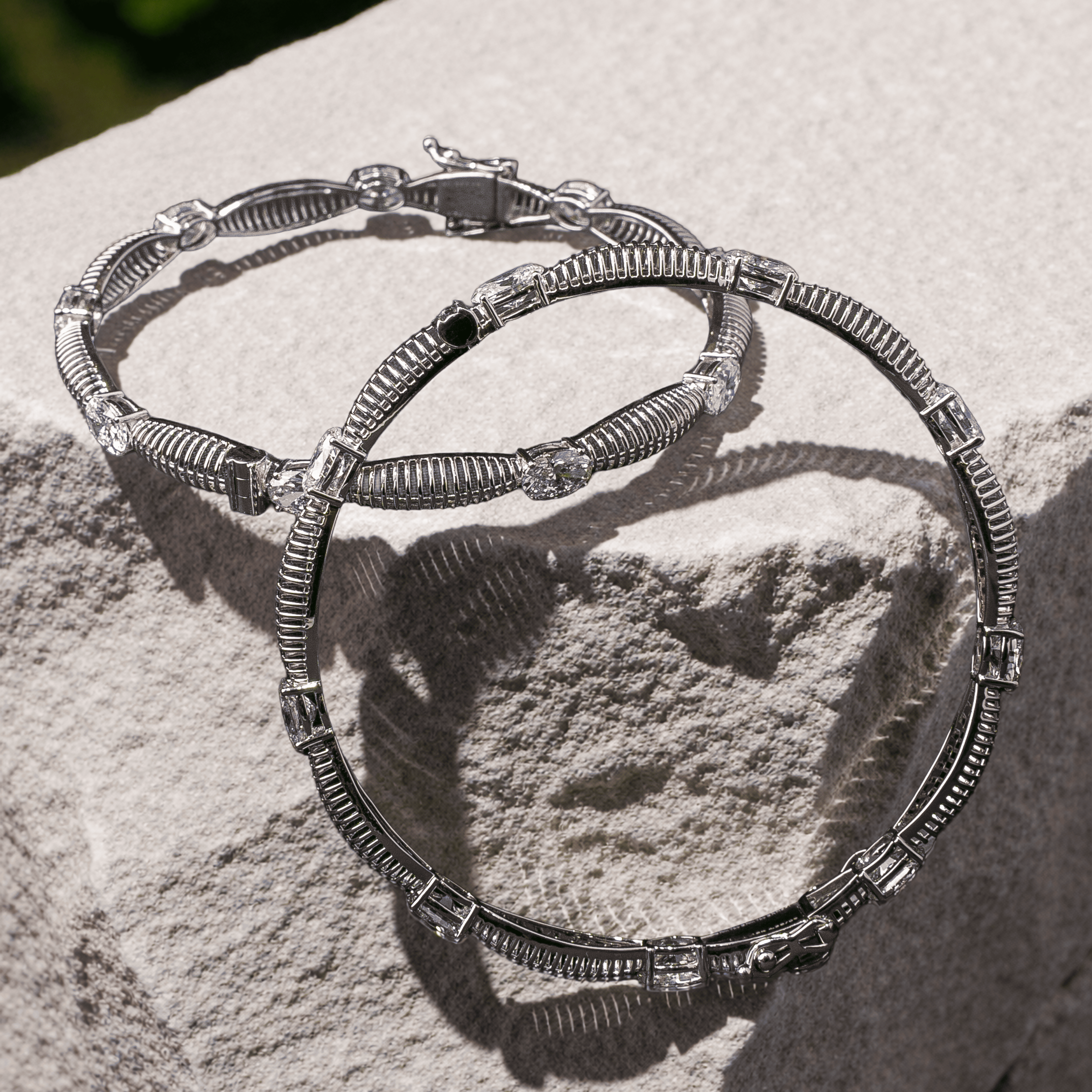 Stria Flow Oval Bangle