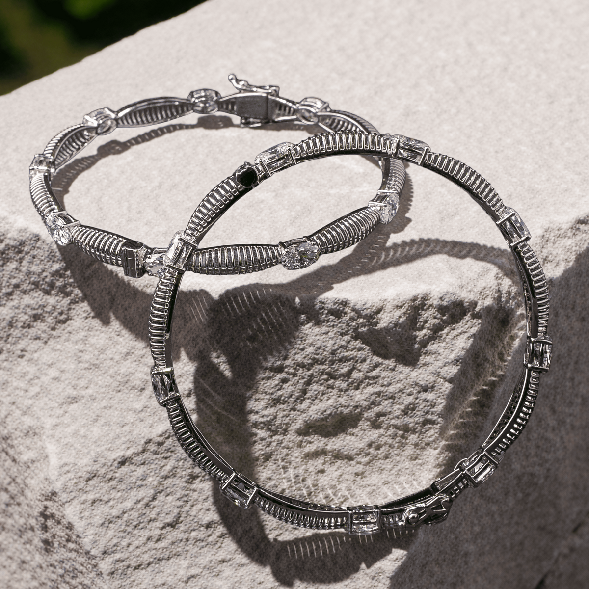 Stria Flow Oval Bangle