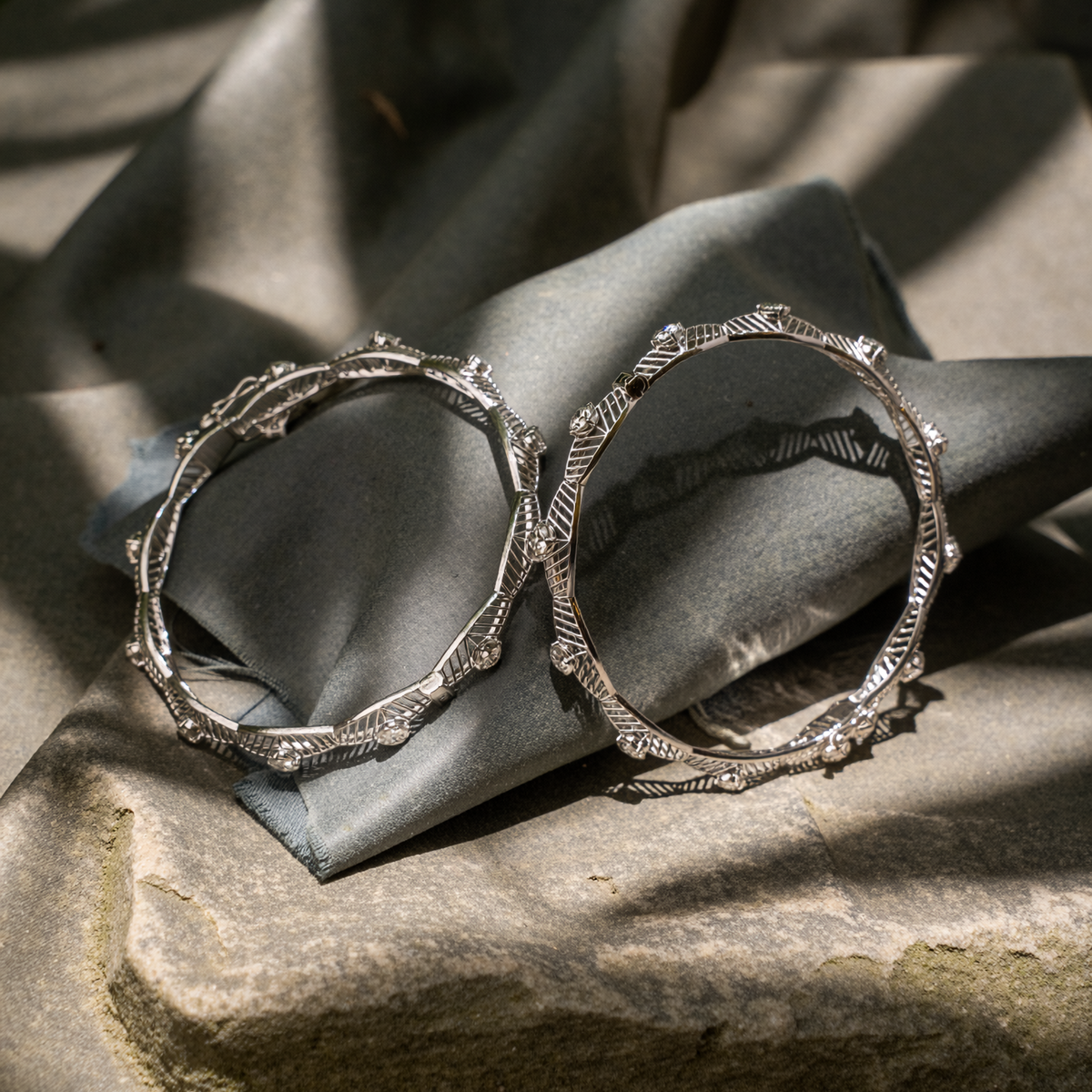 Stria Frame Round Brilliant Bangle