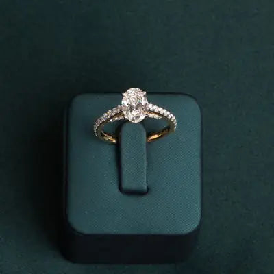 Amelie Oval Solitaire