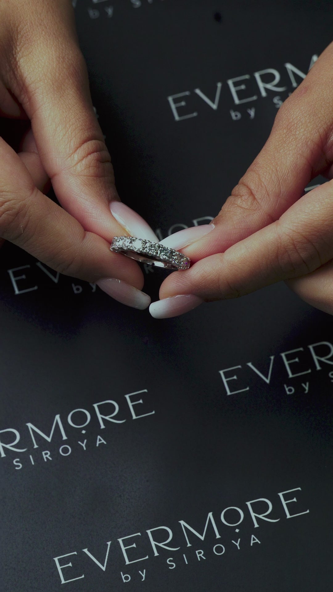 خاتم أرزا الكلاسيكي المصنوع من الألماس المزروع في المختبر